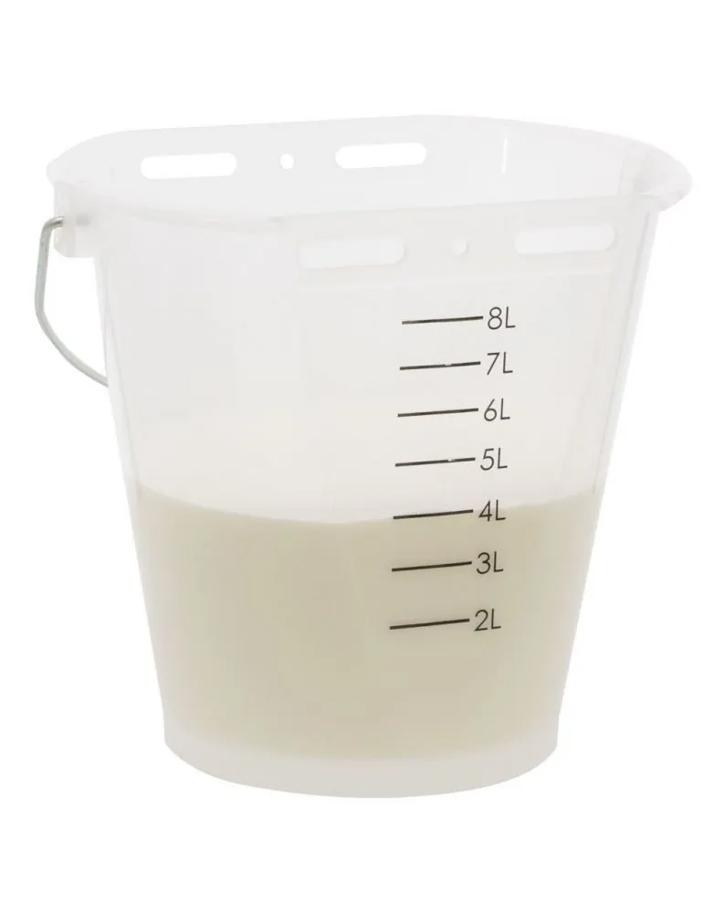 Napájací kýbel pre teľatá s cumlom . transparent